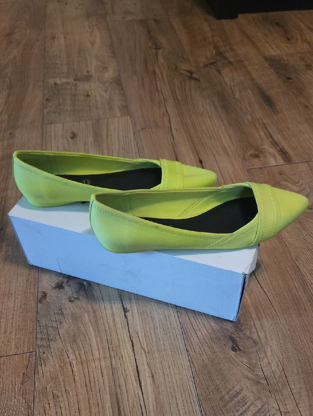 Lime Pointed-Toe Flat Ballet for Women - Picture 5 of 9